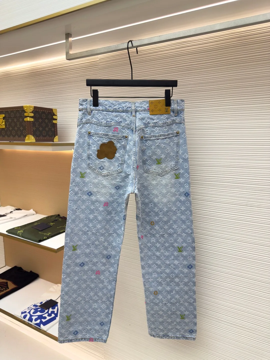 LOUIS VUITTON colorful letter jacquard denim trousers ●Authentic product: Purchased and developed by 16600 ●Item number: 1680110-B80 ●Fabric: cotton denim fabric ●Technology: embroidery ●Version: fitted version ●Weight: about 780 grams ●Size: 30-32-34-36 ●Description: It is made of unique washed denim cotton with excellent elasticity and stretchability. The entire model has been washed twice to achieve the perfect texture and color. The various wiring and workmanship are even more meticulous. The whole body is customized with hardware and customized leather labels. All details are perfect!